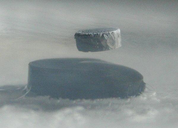 Wegen meiner Berechnungen (und meines Forscherteams) wird ein RTSL (Raumtemperatursupraleiter) mit einer Sprungtemperatur von 314,15 K (100xPi) = 41,00 C auf der Basis von metallischem Wasserstoff entdeckt und in Massenproduktion hergestellt - L sung des Strom-Transportproblems! Ebenso wird kalte Kernfusion entdeckt und l st das weltweite Energieproblem! Antimaterie ist kein Supraleiter!